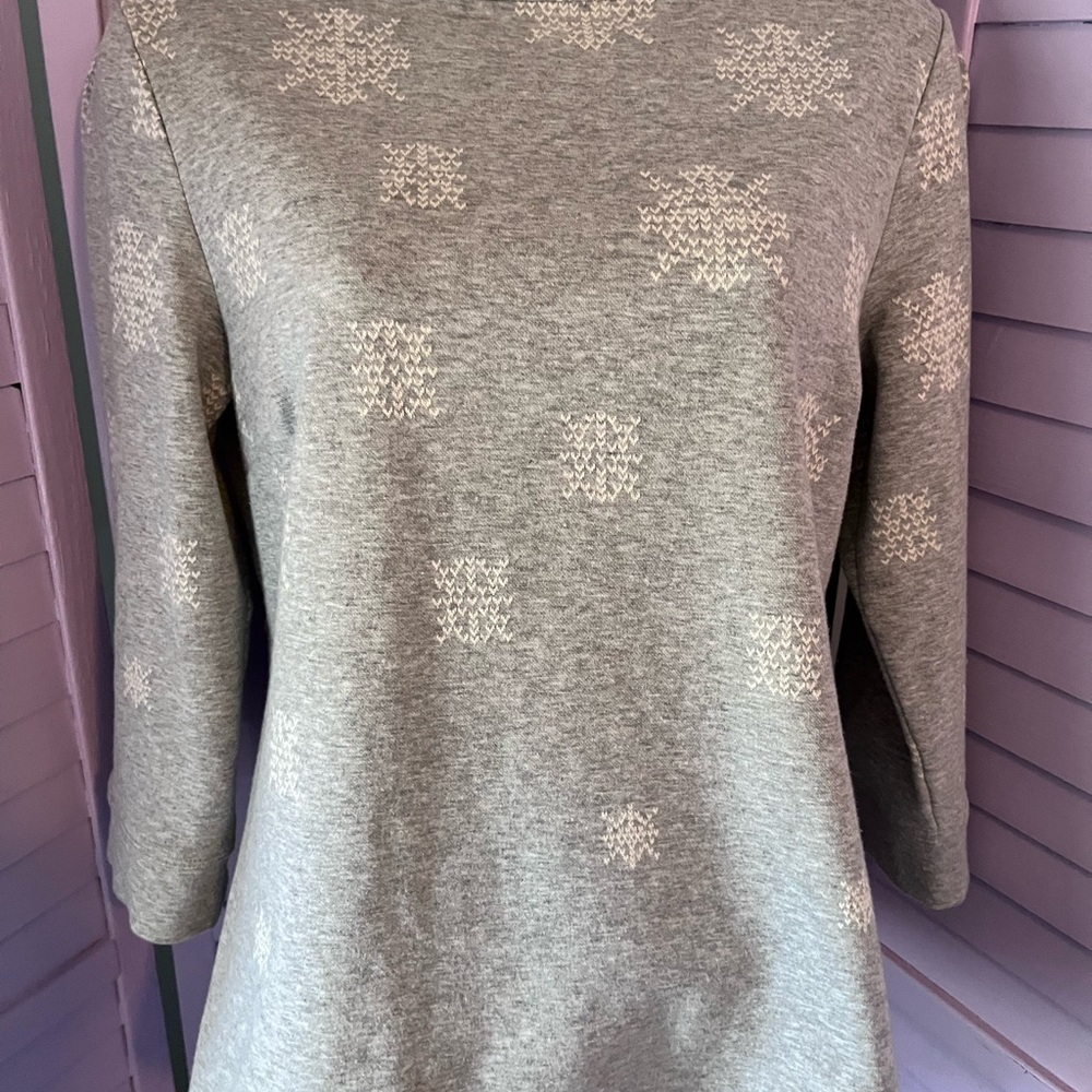 TALBOTS in EUC HOLIDAY top with snowflake Patterned Long Sleeve 24” length18”ptp